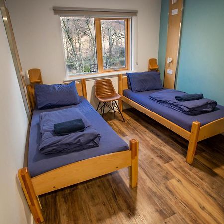 Glen Nevis Youth Hostel フォート・ウィリアム エクステリア 写真 A room at the hostel