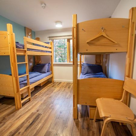 Glen Nevis Youth Hostel フォート・ウィリアム エクステリア 写真 A bunk room at the hostel
