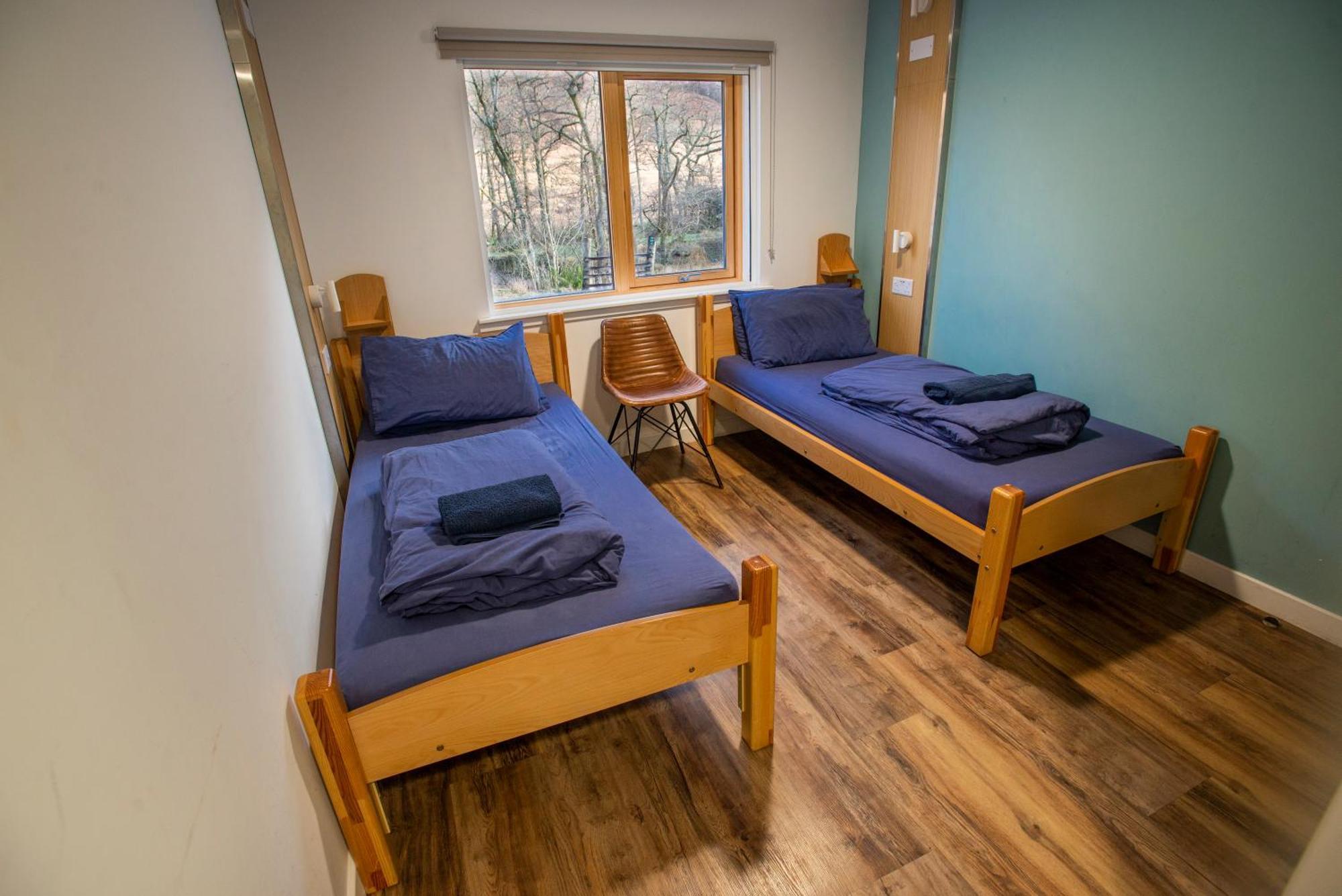 Glen Nevis Youth Hostel フォート・ウィリアム エクステリア 写真 A room at the hostel