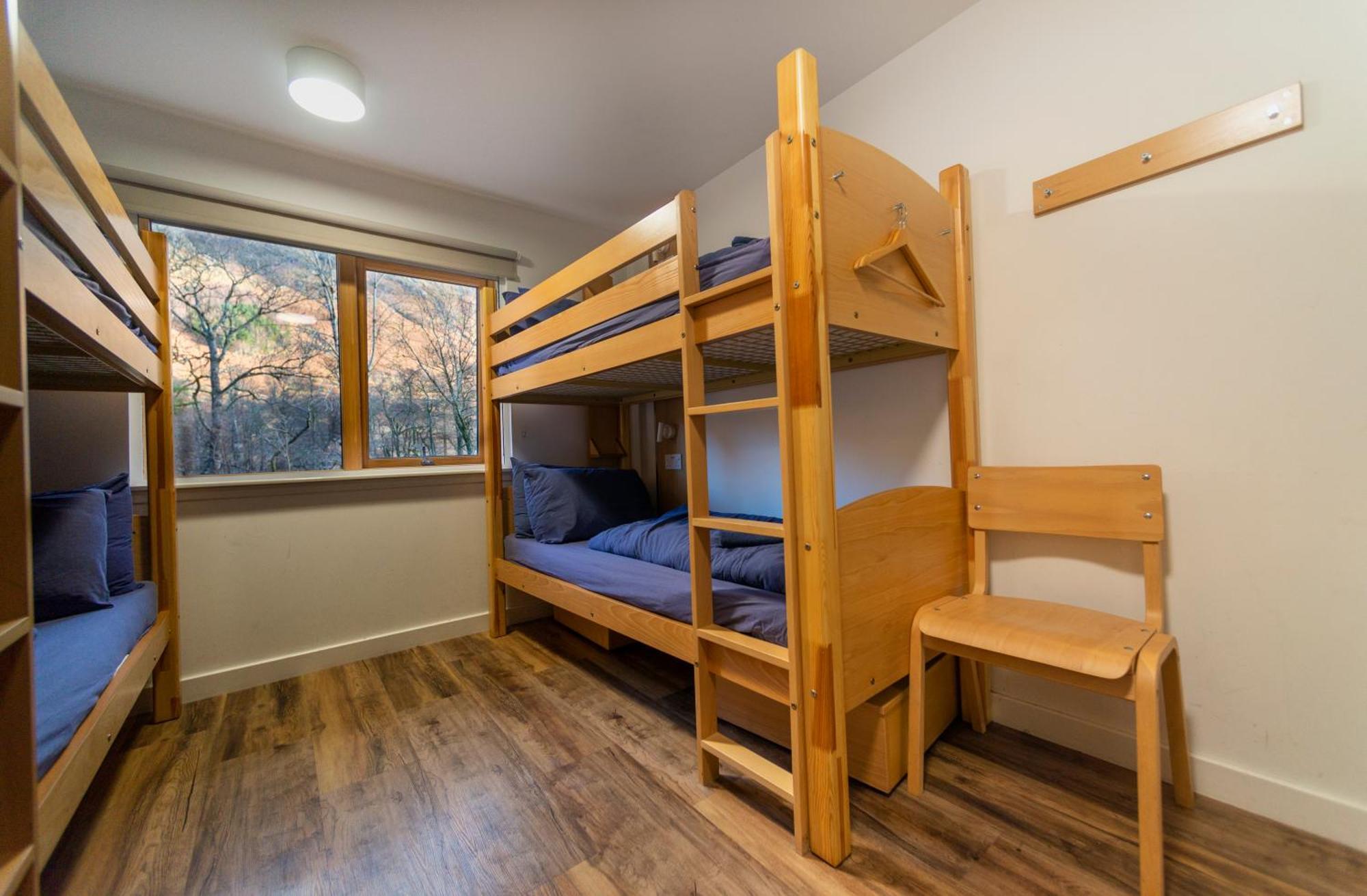 Glen Nevis Youth Hostel フォート・ウィリアム エクステリア 写真 A bunk room at the hostel