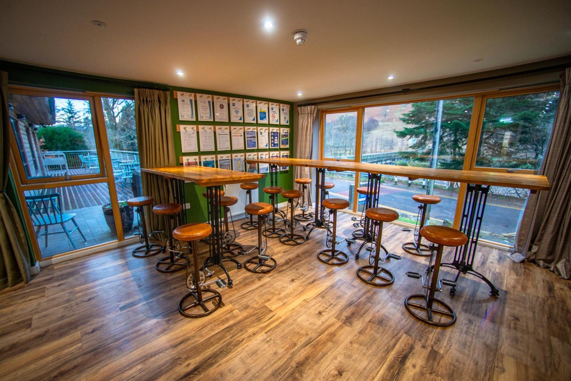 Glen Nevis Youth Hostel フォート・ウィリアム エクステリア 写真 The bar at the National Motor Museum
