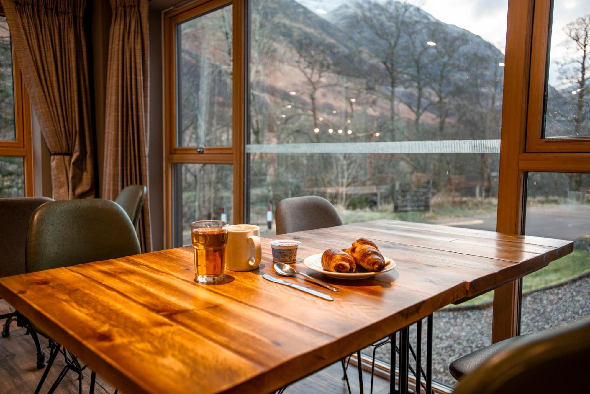 Glen Nevis Youth Hostel フォート・ウィリアム エクステリア 写真 The restaurant at the hotel