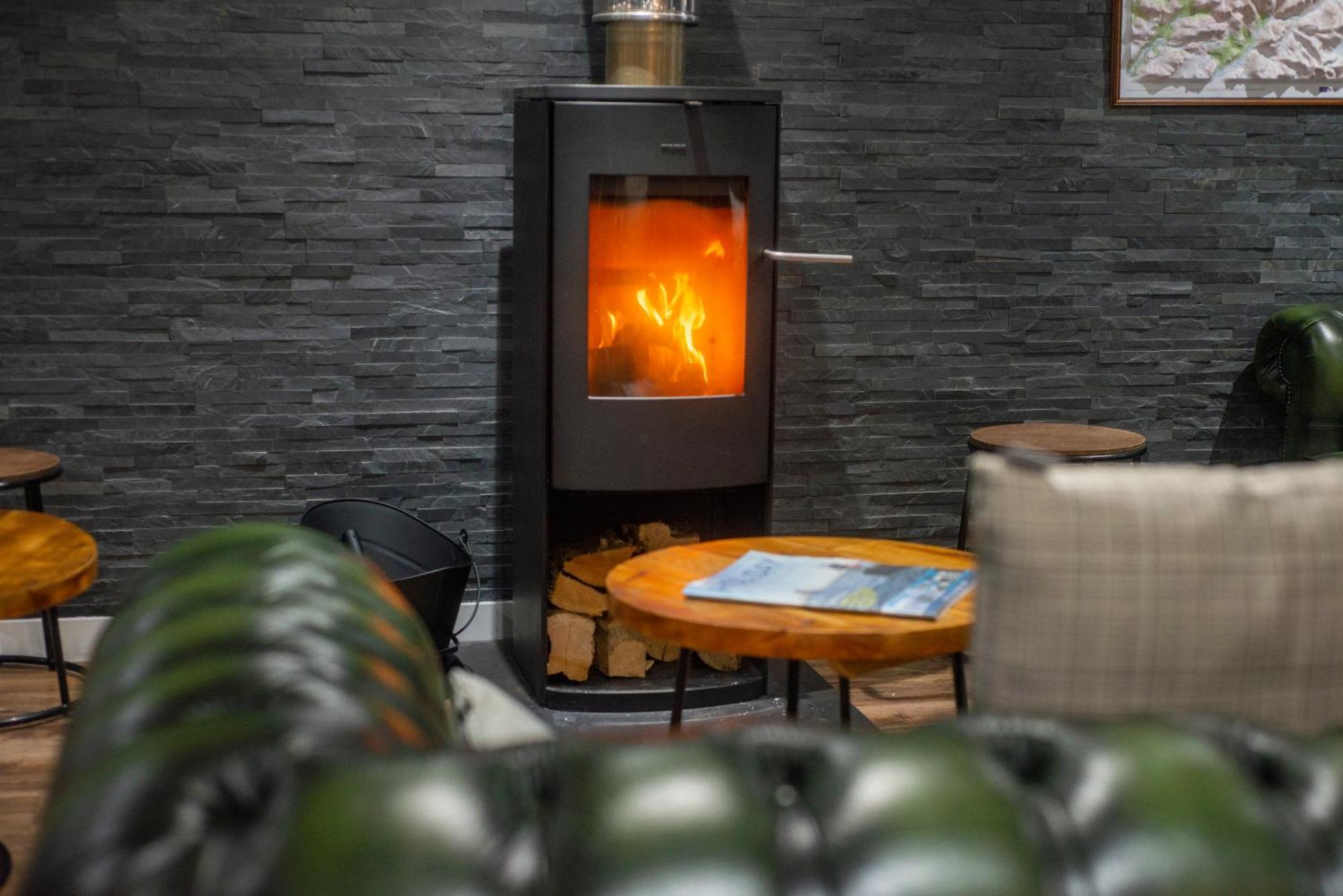 Glen Nevis Youth Hostel フォート・ウィリアム エクステリア 写真 A wood burning stove