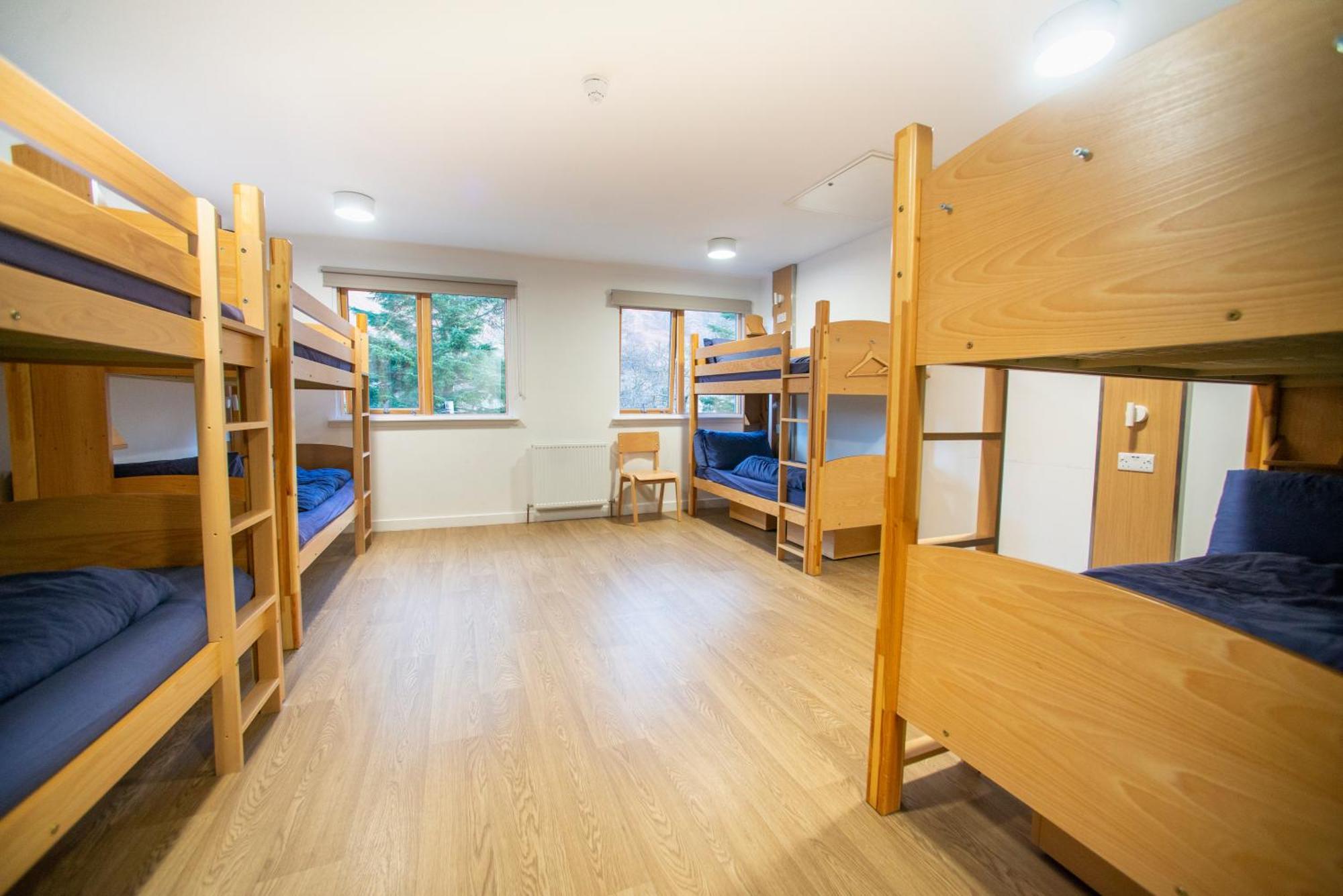 Glen Nevis Youth Hostel フォート・ウィリアム エクステリア 写真 A typical bunk room at a hostel