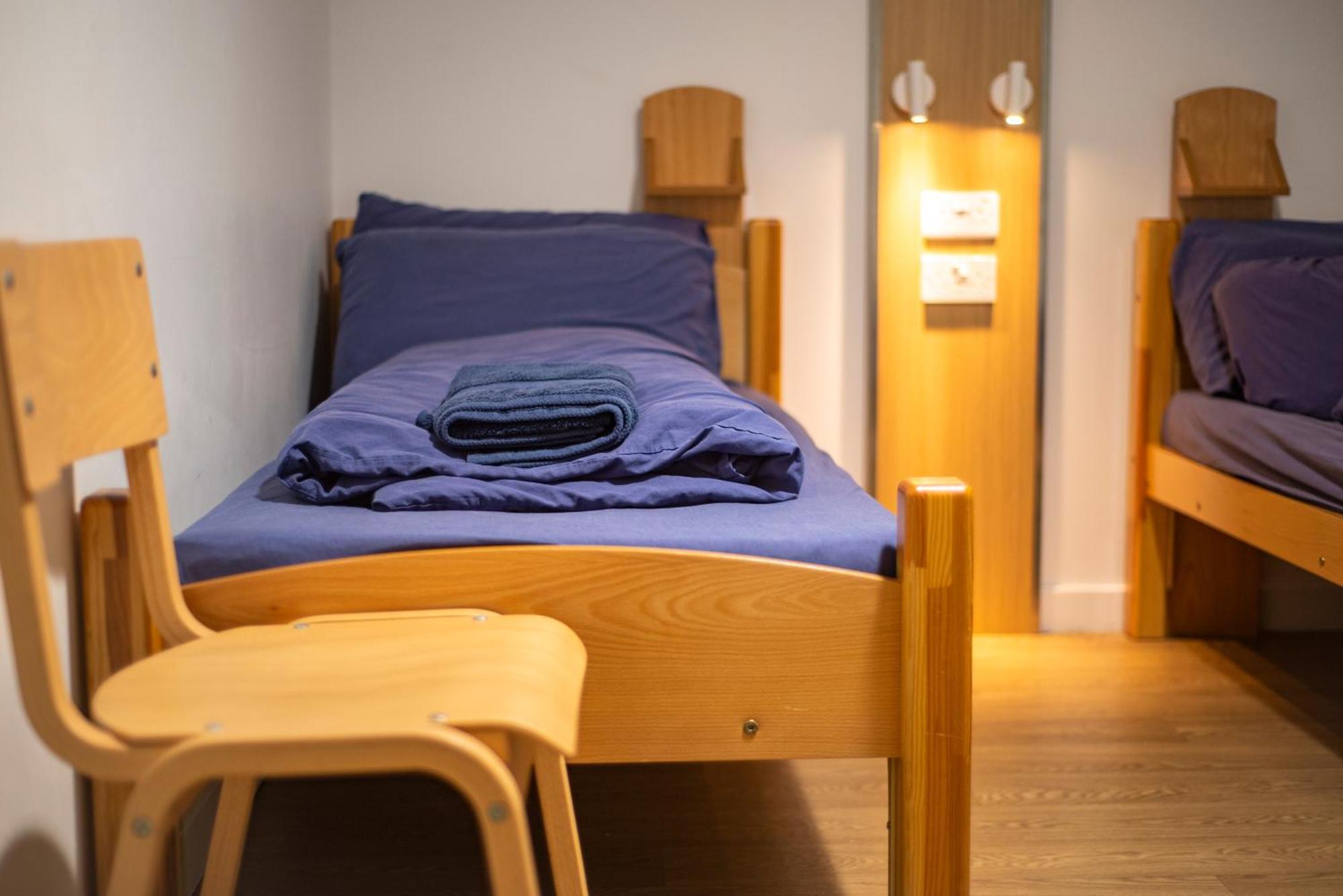 Glen Nevis Youth Hostel フォート・ウィリアム エクステリア 写真 A room at the hostel