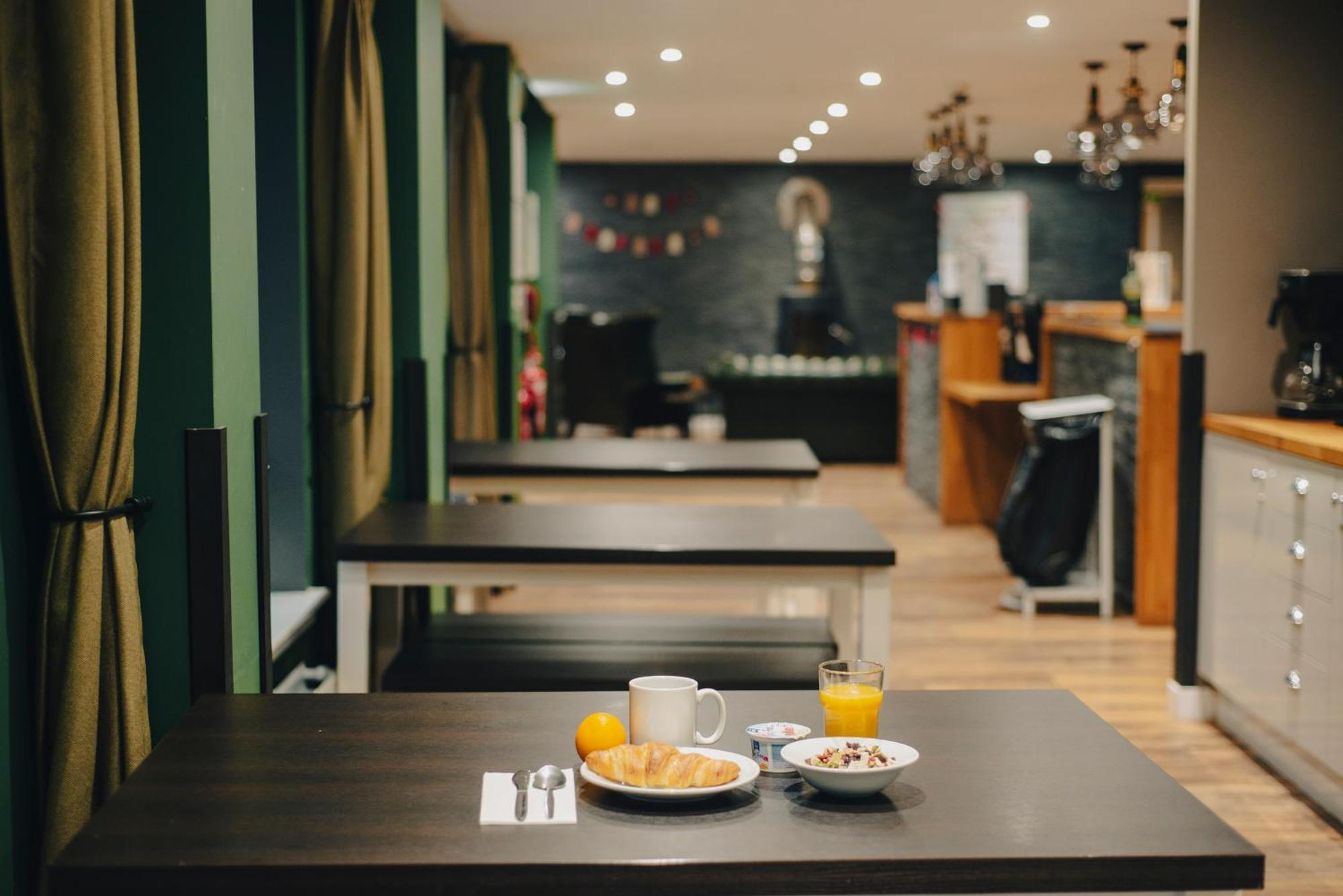 Glen Nevis Youth Hostel フォート・ウィリアム エクステリア 写真 The lounge at the airport