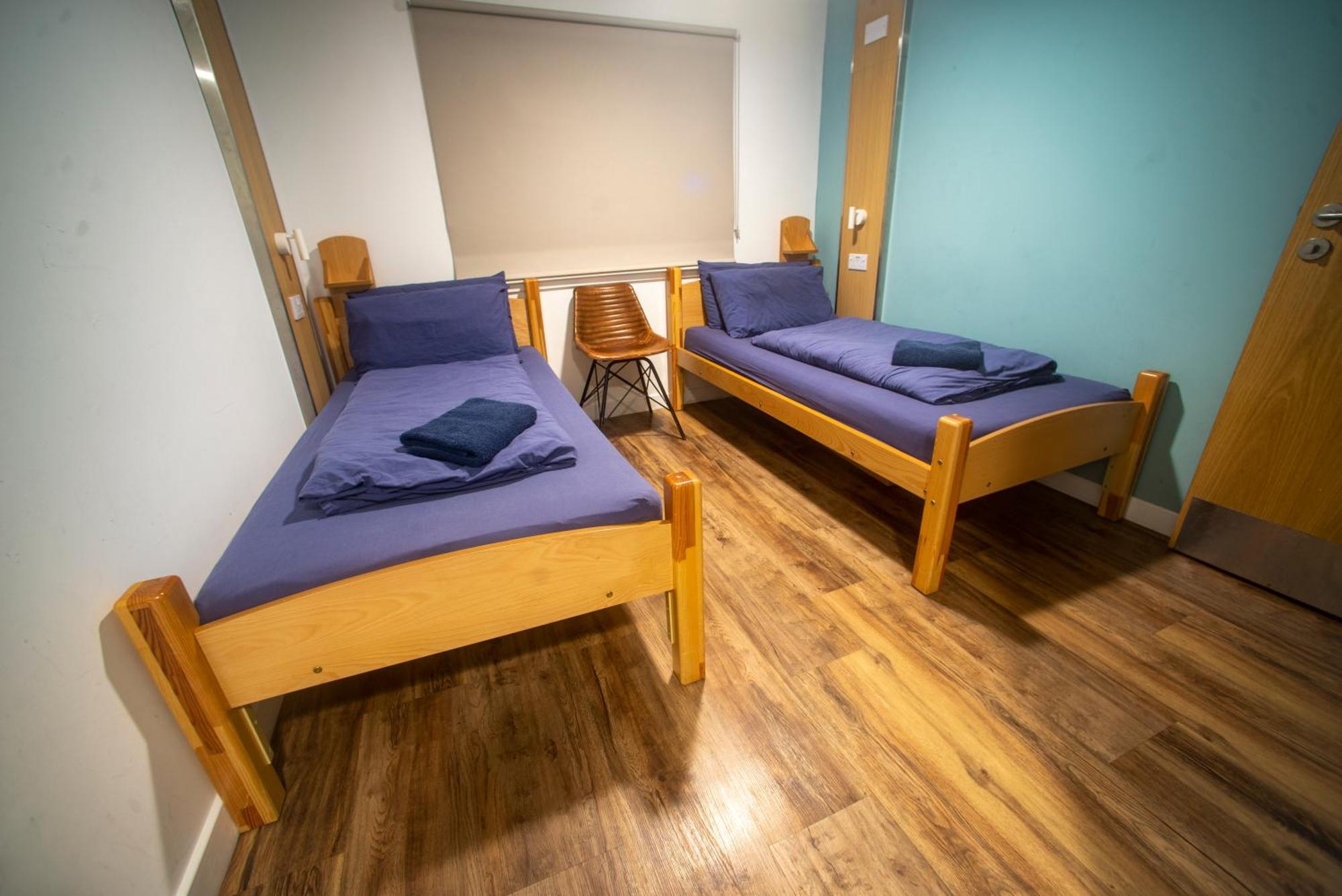 Glen Nevis Youth Hostel フォート・ウィリアム エクステリア 写真 A typical room at the hostel