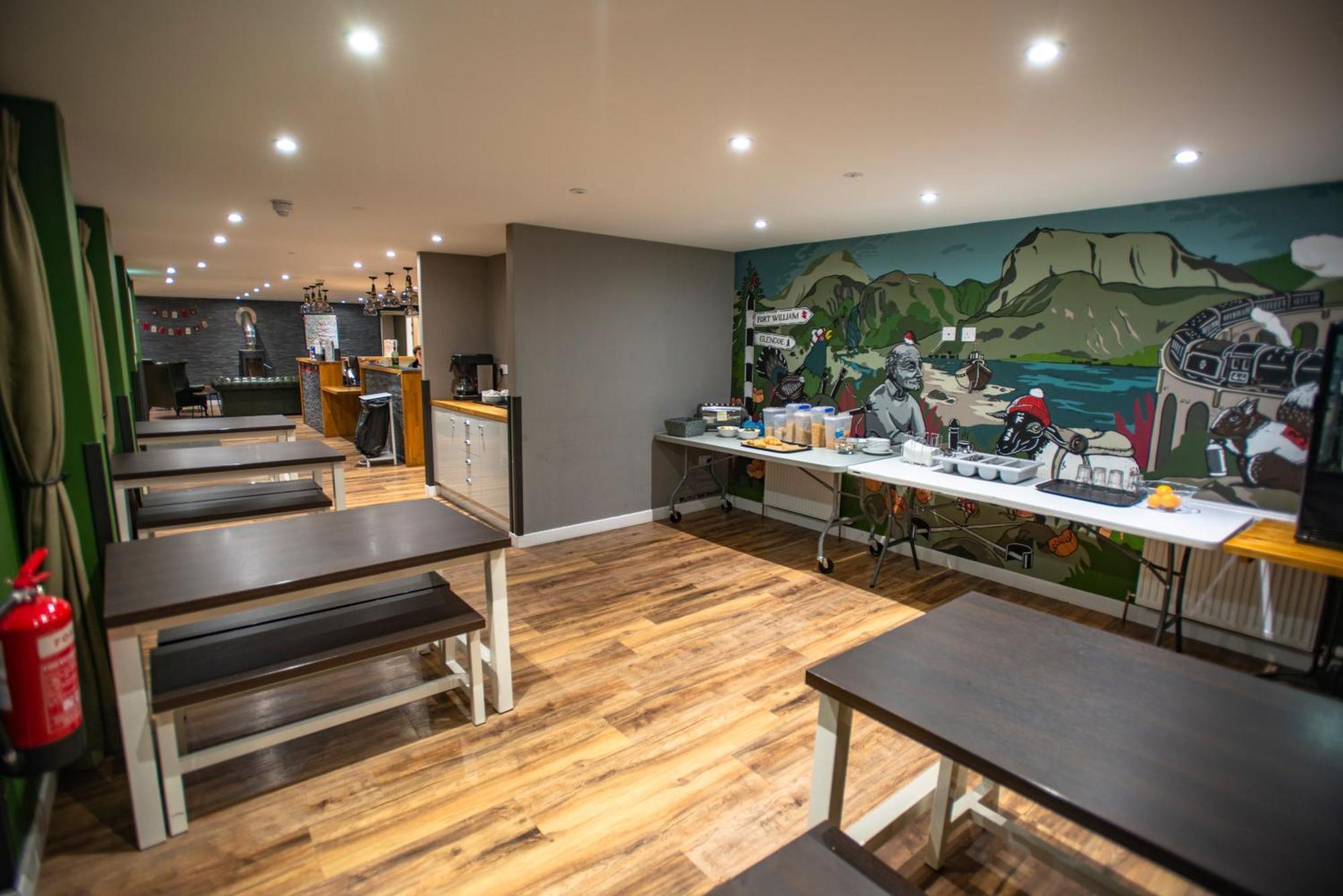 Glen Nevis Youth Hostel フォート・ウィリアム エクステリア 写真 The interior of a Costa Coffee shop