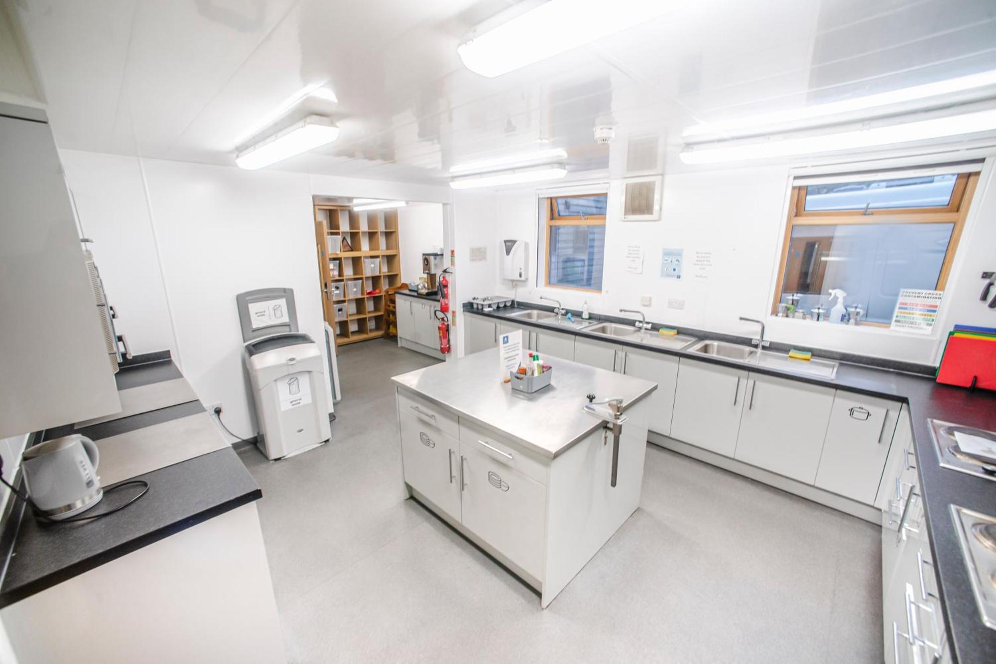 Glen Nevis Youth Hostel フォート・ウィリアム エクステリア 写真 A laboratory at the University of Brighton