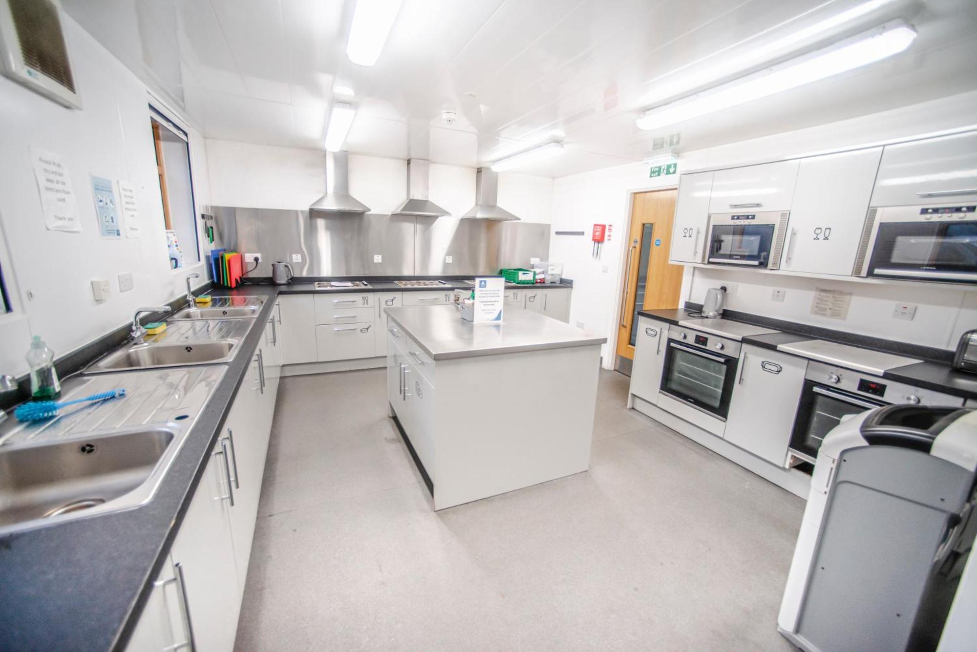 Glen Nevis Youth Hostel フォート・ウィリアム エクステリア 写真 The kitchen at the new school