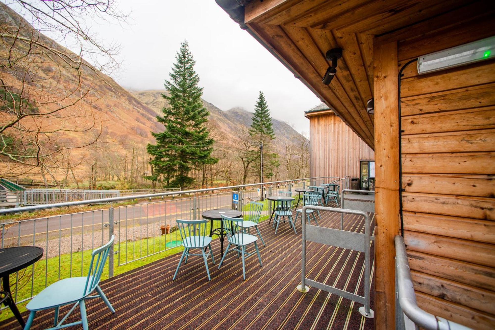 Glen Nevis Youth Hostel フォート・ウィリアム エクステリア 写真 The view from the balcony of the visitor centre