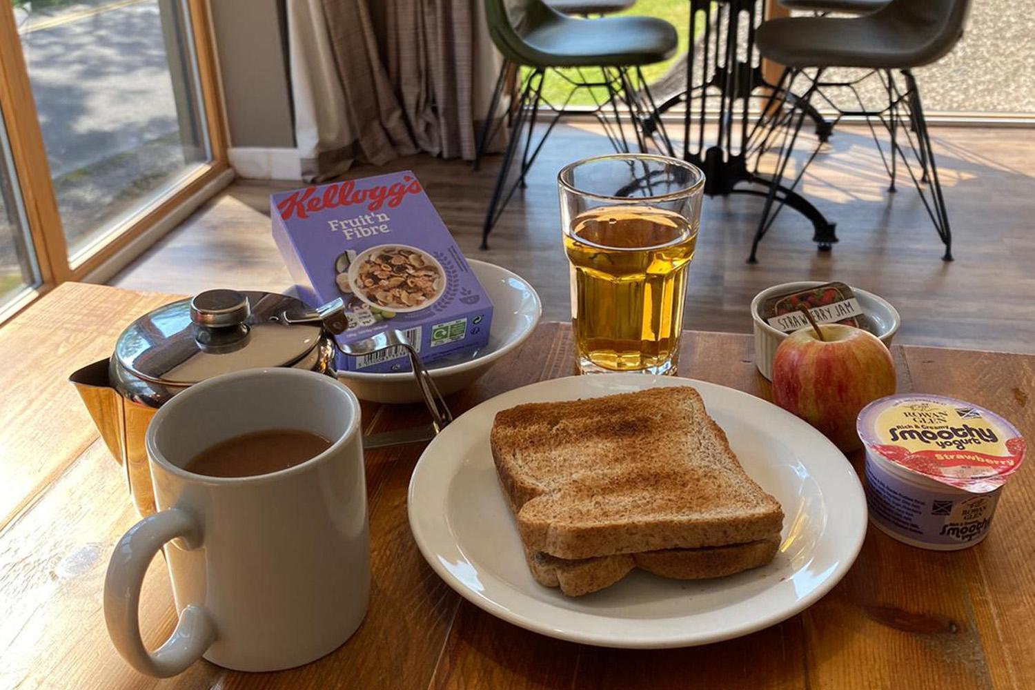 Glen Nevis Youth Hostel フォート・ウィリアム エクステリア 写真 A breakfast with Kellogg's Fruit 'n Fibre