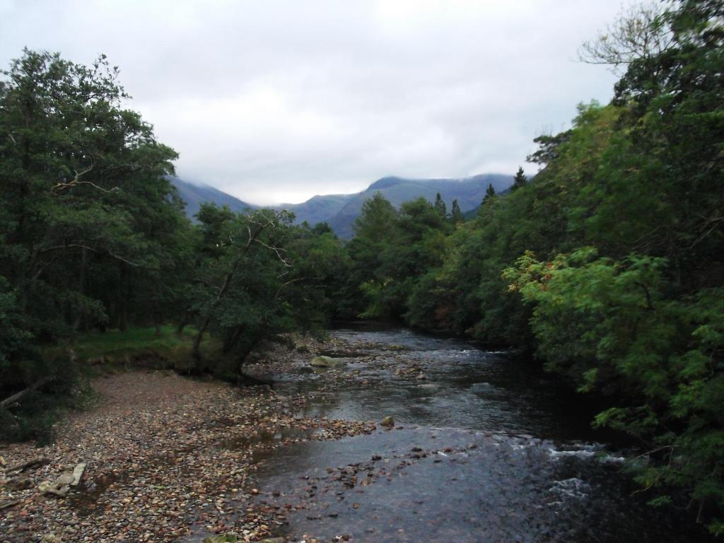 Glen Nevis Youth Hostel フォート・ウィリアム エクステリア 写真 The River Calder