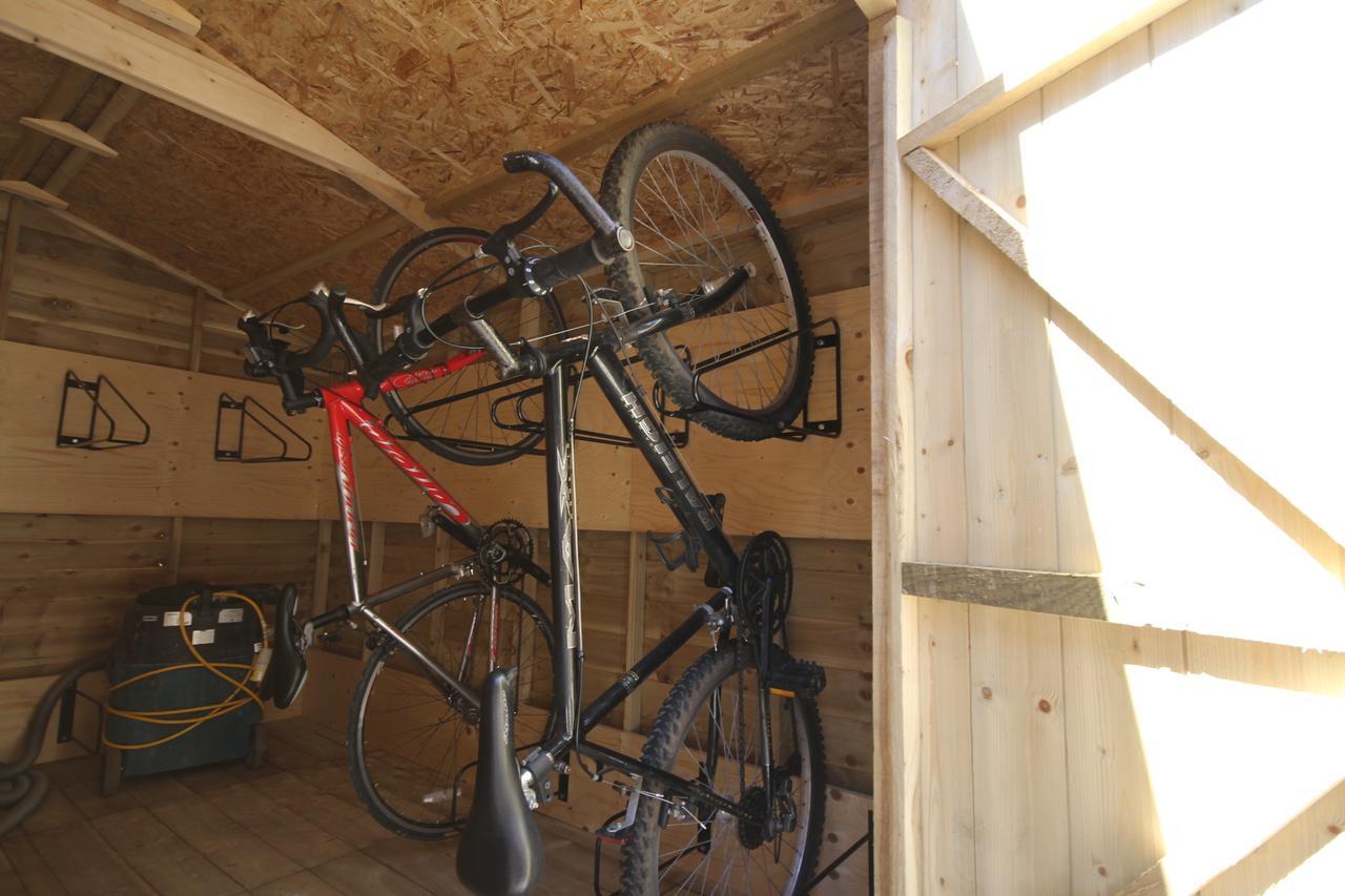 Glen Nevis Youth Hostel フォート・ウィリアム エクステリア 写真 A bicycle shed