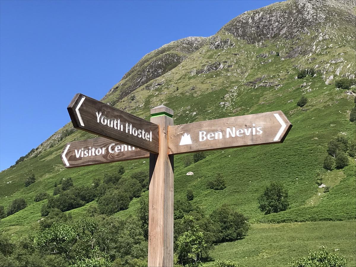 Glen Nevis Youth Hostel フォート・ウィリアム エクステリア 写真 Signpost at the Youth Hostel
