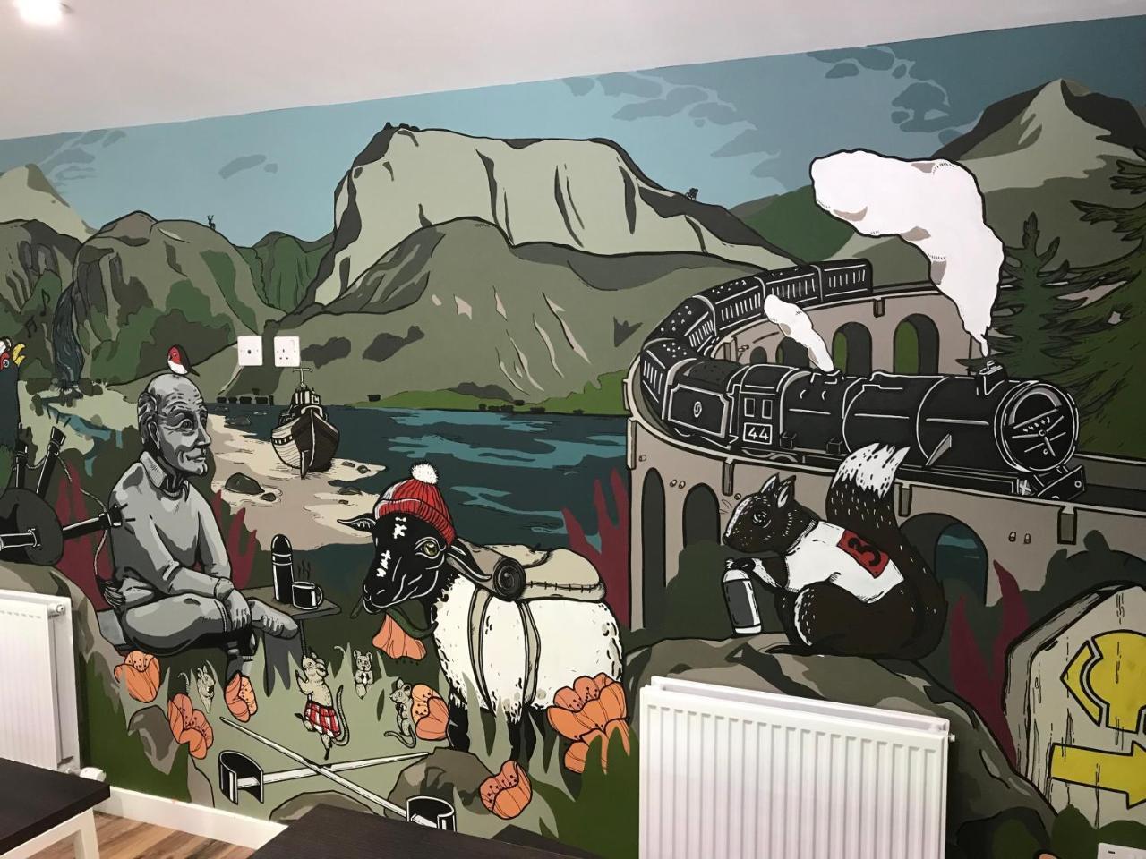 Glen Nevis Youth Hostel フォート・ウィリアム エクステリア 写真 Mural at the National Mountaineering Centre