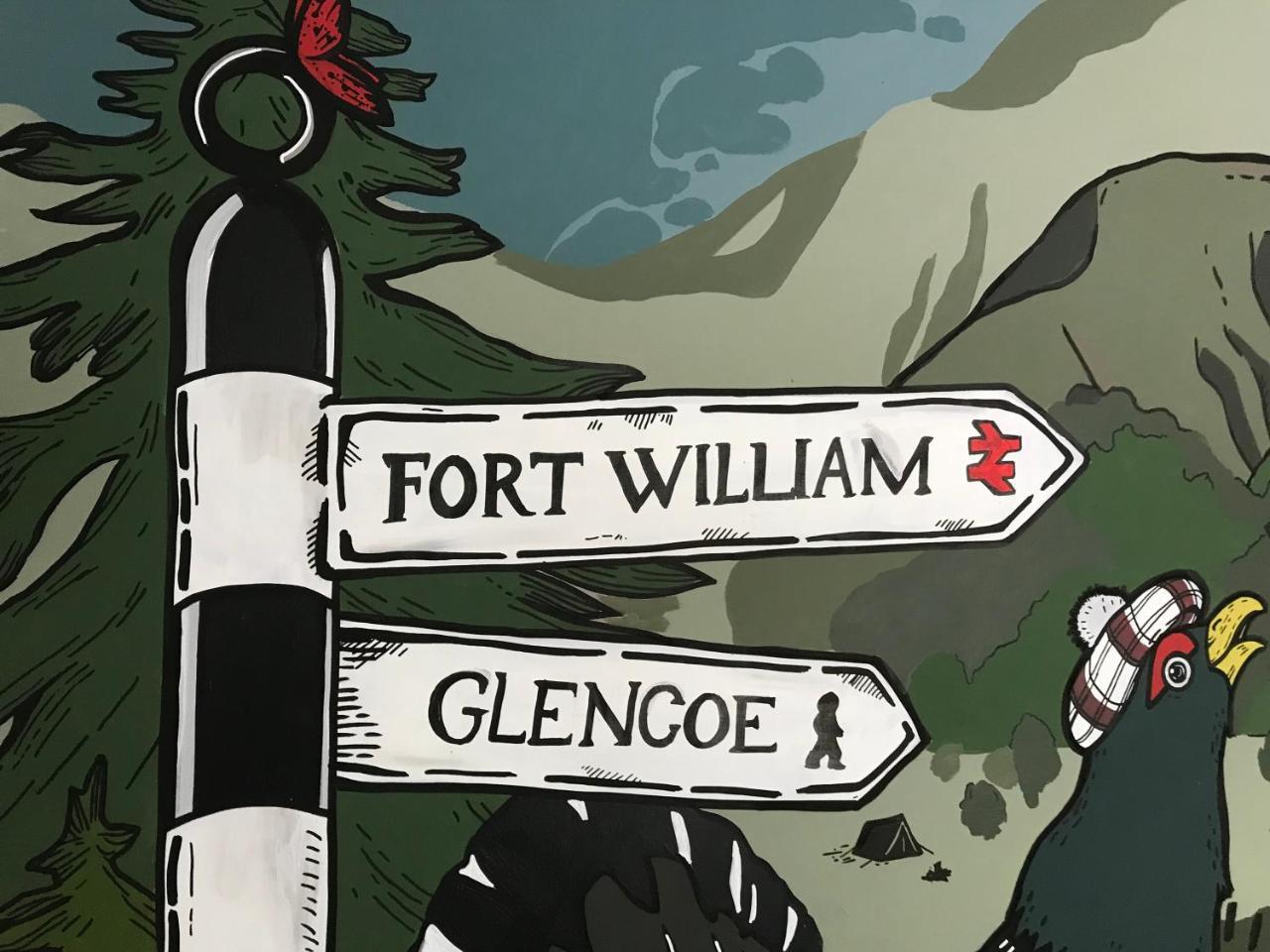 Glen Nevis Youth Hostel フォート・ウィリアム エクステリア 写真 The signpost for Fort William