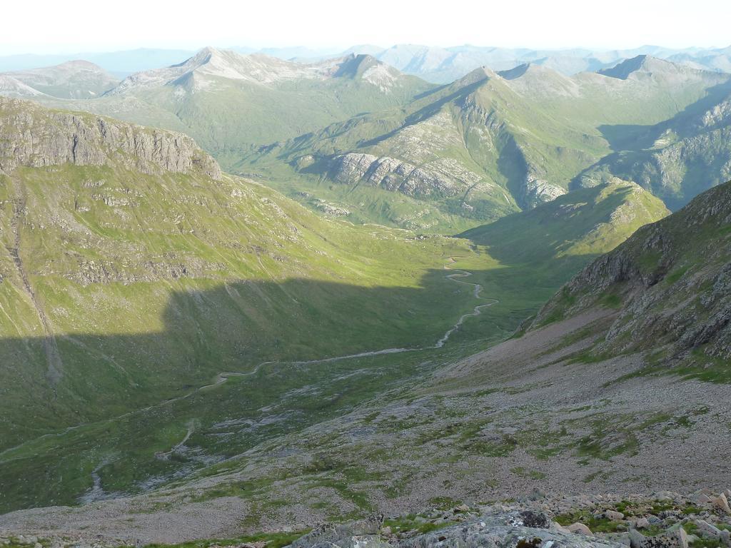 Glen Nevis Youth Hostel フォート・ウィリアム エクステリア 写真 The valley of the Arvanz
