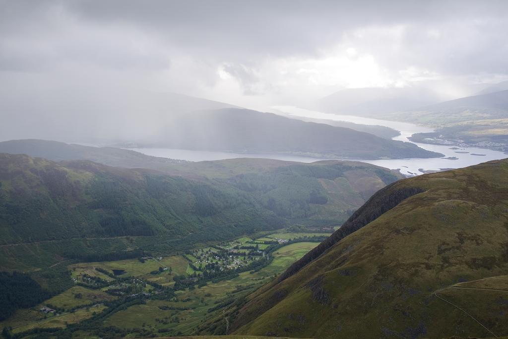 Glen Nevis Youth Hostel フォート・ウィリアム エクステリア 写真 The village of Llynnau Ffestiniog
